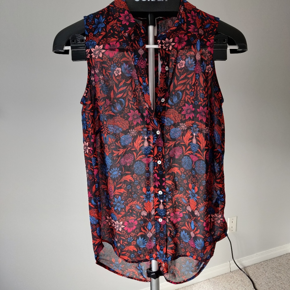 Sleeveless Buttoned Down Shirt